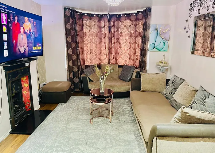 Modern & Cozy 3 Bed House.