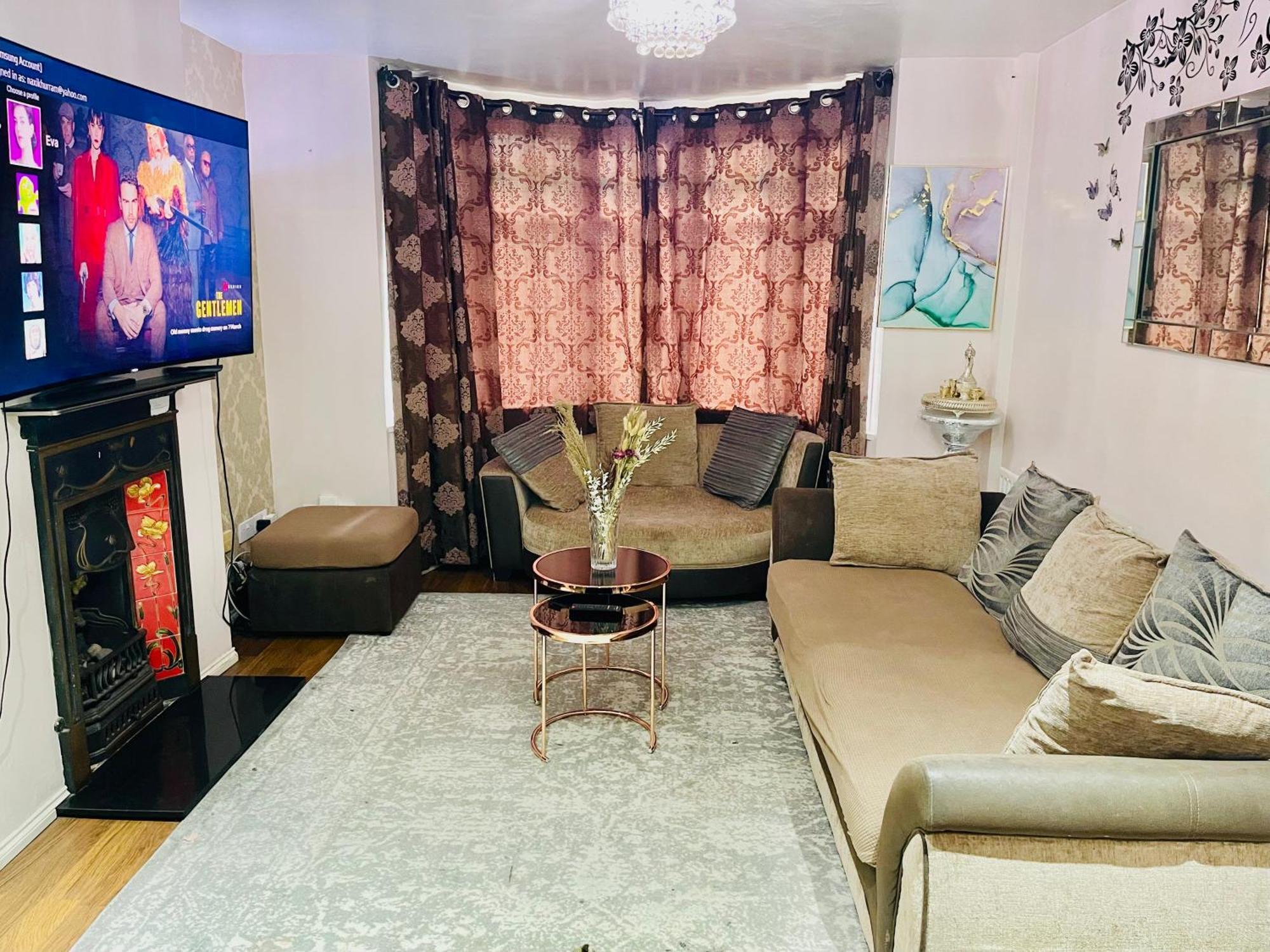 Modern & Cozy 3 Bed House. *