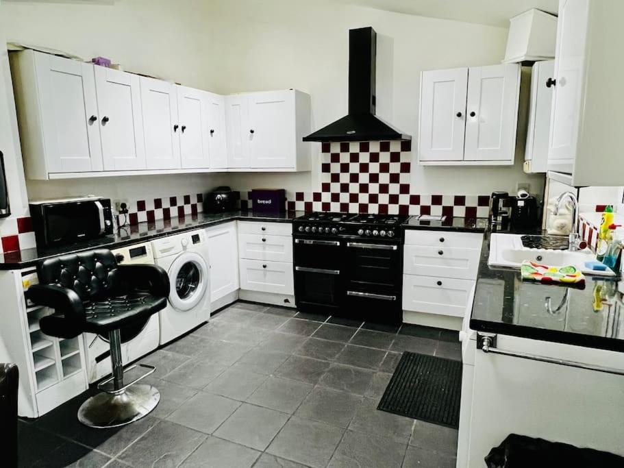 Modern & Cozy 3 Bed House.