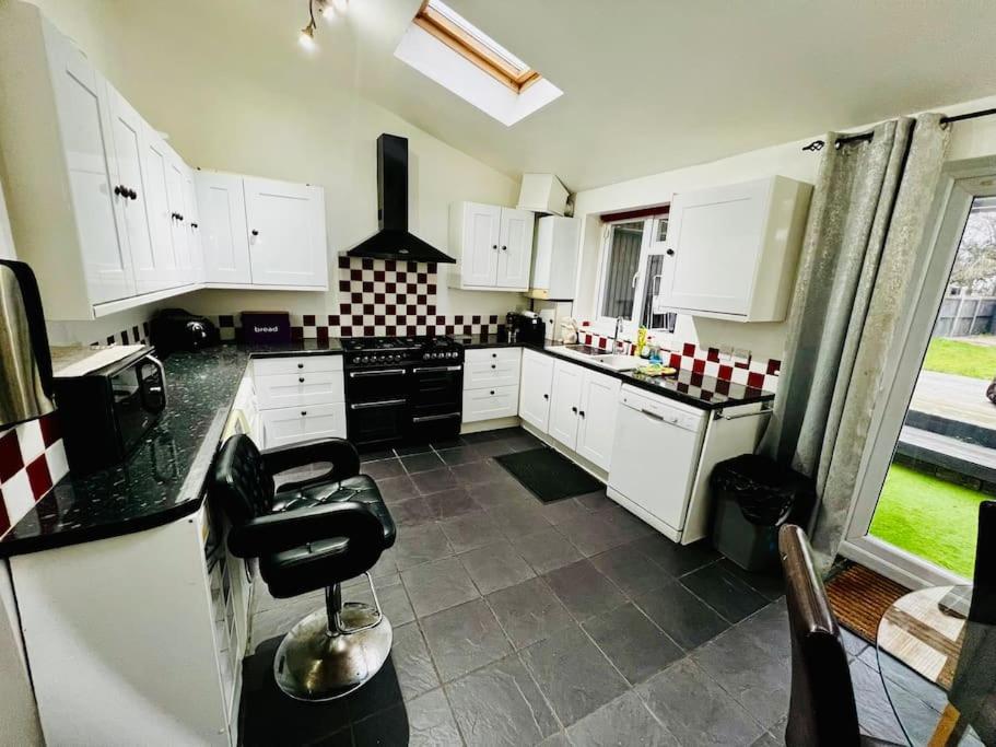 Modern & Cozy 3 Bed House. *